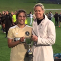 CHLOE KNOTT RECEBE TROFÉU MAIA JACKMAN APÓS BRILHO NA FINAL DA KATE SHEPPARD CUP