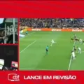 ÁRBITRO ANULA GOL DE PÊNALTI DA CHAPECOENSE APÓS AGRESSÃO NA COBRANÇA